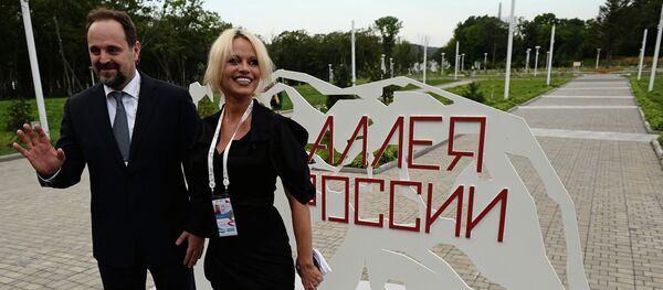 Ministar za ekologiju RF Sergej Donski i glumica Pamela Anderson Ministar za ekologiju RF Sergej Donski i glumica Pamela Anderson - Sputnik Srbija