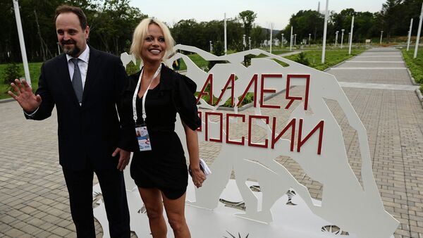 Ministar za ekologiju RF Sergej Donski i glumica Pamela Anderson - Sputnik Srbija
