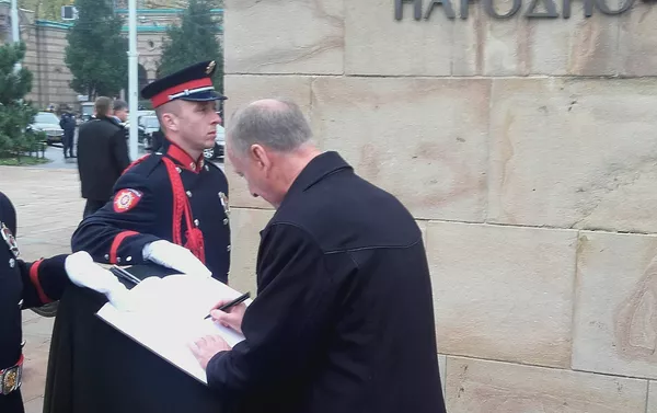 Николај Патрушев се уписује у Спомен књигу Николај Патрушев се уписује у Спомен књигу - Sputnik Србија