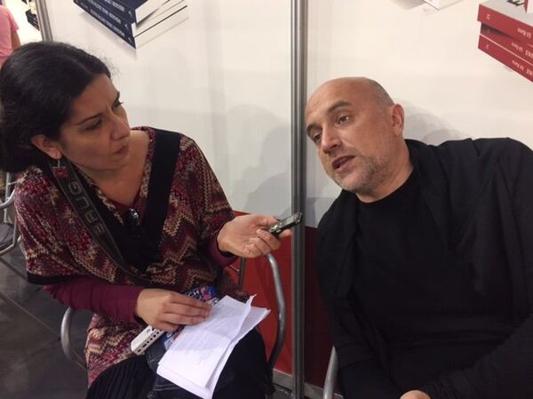 Руски писац Захар Прилепин на штанду Самиздата Б92, у разговору с новинарком Спутњика - Sputnik Србија