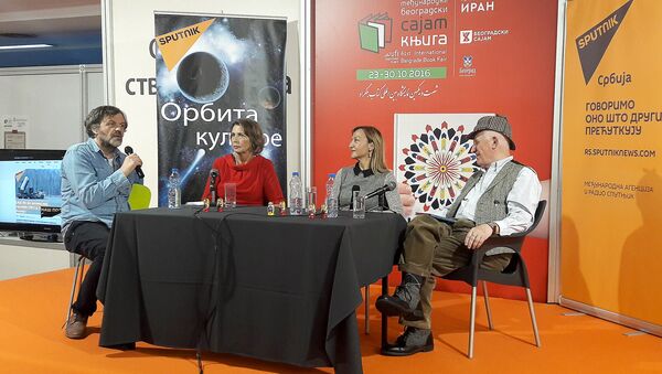 Emir Kusturica, Ljubinka Milinčić, Dejana Vuković i Matija Bećković na Sajmu knjiga - Sputnik Srbija