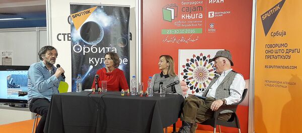 Емир Кустурица, Љубинка Милинчић, Дејана Вуковић и Матија Бећковић на Сајму књига Емир Кустурица, Љубинка Милинчић, Дејана Вуковић и Матија Бећковић на Сајму књига - Sputnik Србија