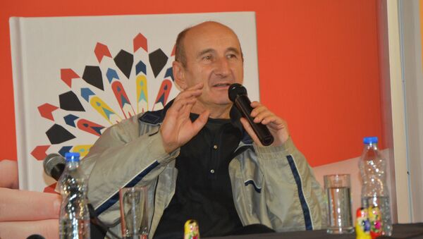 Pesnik Miroslav Maksimović, gost Sputnjika na 61. Beogradskom sajmu knjiga - Sputnik Srbija
