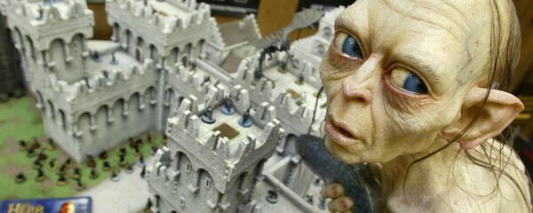 Голум, лик из Толкиновог Господара прстенова изнад макете Минас Тирита - Sputnik Србија