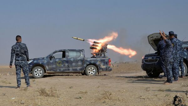 Ирачке федералне полицијске снаге лансирају ракету током сукоба са исламским екстремистима ДАЕШ-а на југу Мосула, Ирак - Sputnik Србија