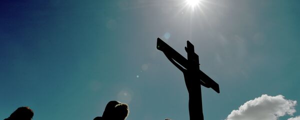 Hodočasnici grčke pravoslavne crkve stoje ispred raspeća. - Sputnik Srbija