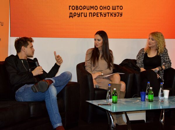Glumci Miloš Biković i Tamara Aleksić sa novinarkom Sputnjika Mašom Radović - Sputnik Srbija