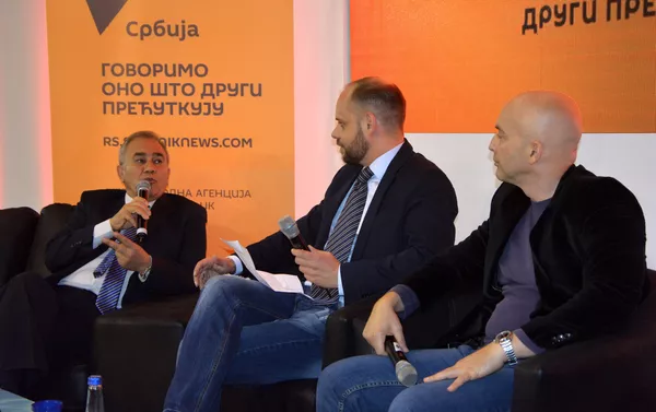 Палестински амбасадор Мохамед Набхан (лево) и професор Факултета за међународну политику и безбедност Срђан Перишић са новинаром Спутњика Николом Јоксимовићем Палестински амбасадор Мохамед Набхан (лево) и професор Факултета за међународну политику и безбедност Срђан Перишић са новинаром Спутњика Николом Јоксимовићем - Sputnik Србија