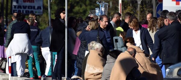 Људи евакуисани из болнице покривени ћебадима након земљотреса у Ријети у централној Италији. - Sputnik Србија