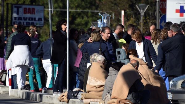 Људи евакуисани из болнице покривени ћебадима након земљотреса у Ријети у централној Италији. - Sputnik Србија