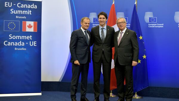 Predsednik Evropskog saveta Donald Tusk, premijer Kanade Džastin Trudo i predsednik Evropske komisije Žan Klod Junker pre potpisivanja CETA sporazuma - Sputnik Srbija