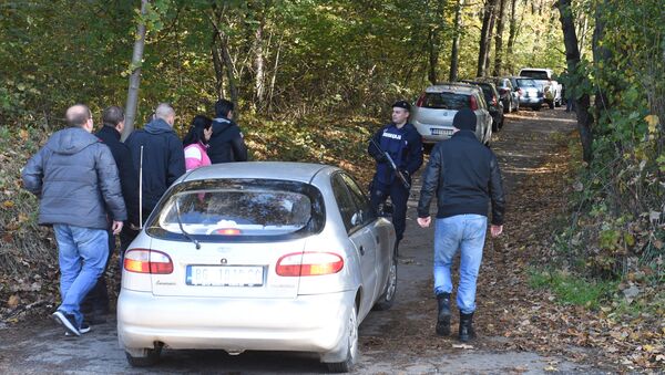 Pripadnici policije, antidiverzantske jedinice i forenzičari u Jajincima gde je pronađen arsenal oružja - Sputnik Srbija