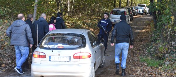 Припадници полиције, антидиверзантске јединице и форензичари у Јајинцима где је пронађен арсенал оружја - Sputnik Србија