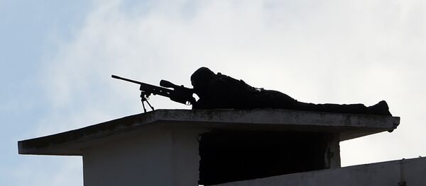 Снајпериста лежи на крову зграде - Sputnik Србија