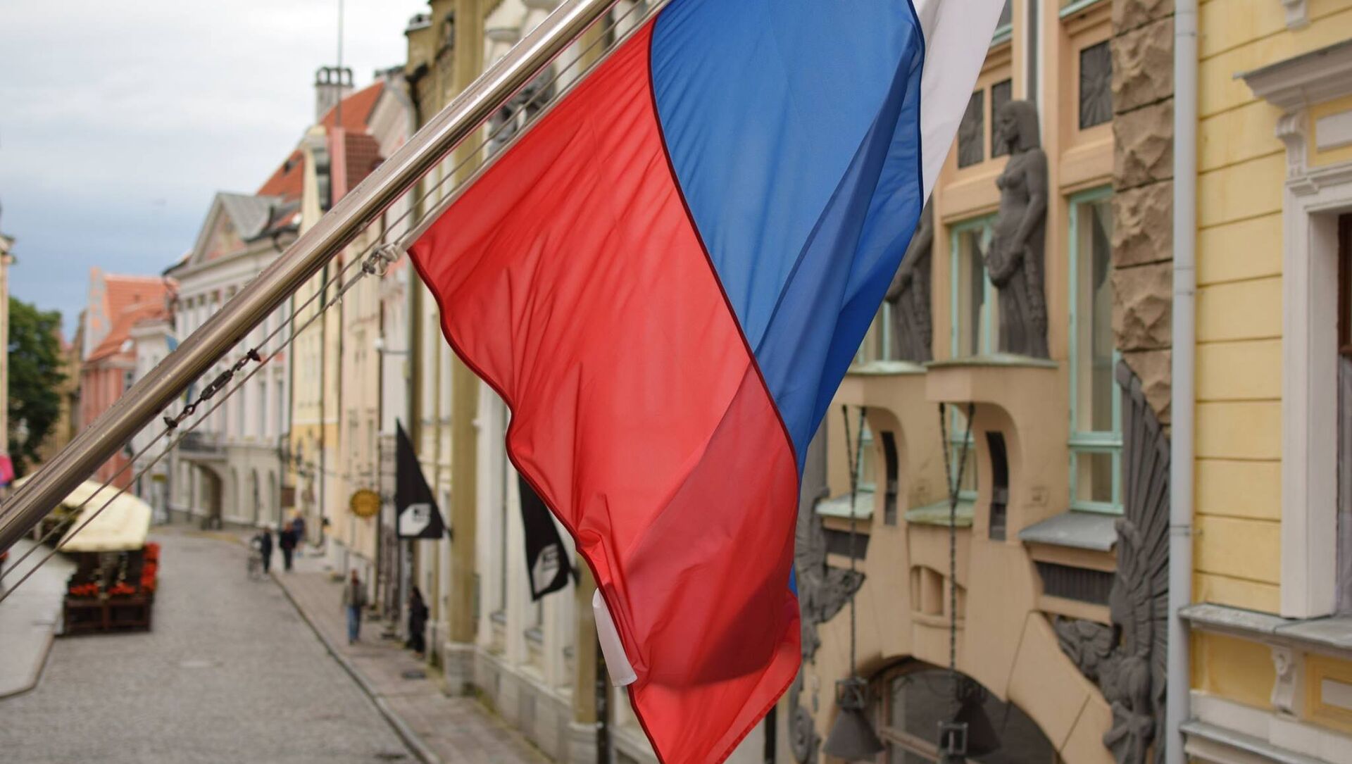 Застава Русије на згради амбасаде у Таљину - Sputnik Србија, 1920, 20.04.2021