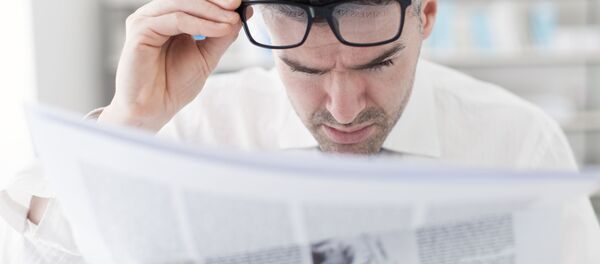 Мушкарац чита новине - Sputnik Србија