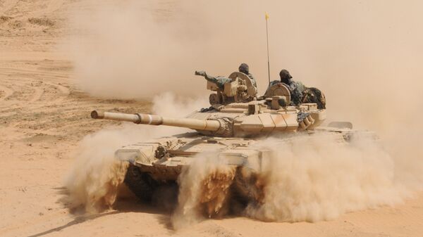 Indijski tenk T-90 tokom vojne vežbe u blizini granice sa Pakistanom - Sputnik Srbija