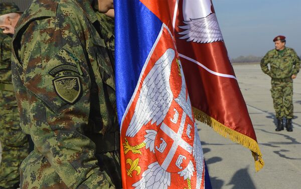 Војник српске специјалне бриграде држи заставу - Sputnik Србија