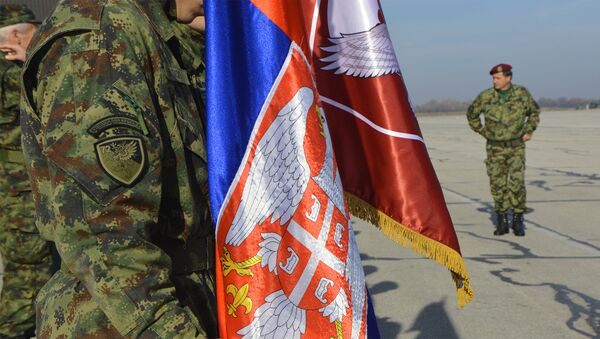 Војник српске специјалне бриграде држи заставу - Sputnik Србија