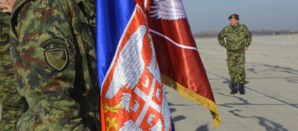 Војник српске специјалне бриграде држи заставу - Sputnik Србија