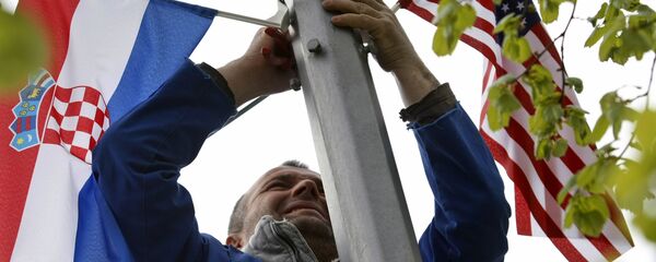 Човек поставља застев Хрватске и САД на бандеру - Sputnik Србија