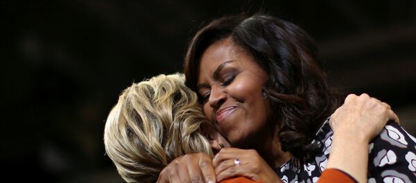Мишел Обама и Хилари Клинтон у загрљају Мишел Обама и Хилари Клинтон у загрљају - Sputnik Србија