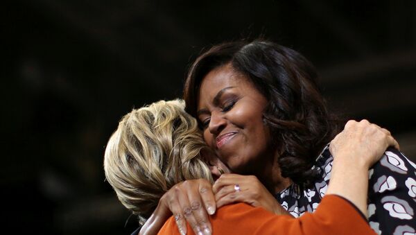 Mišel Obama i Hilari Klinton u zagrljaju - Sputnik Srbija