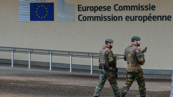 Лого ЕУ на згради седишта Европске комисије у Бриселу - Sputnik Србија