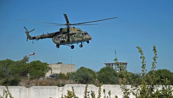 Helikopter Mi-8 vazdušno-kosmičkih snaga Rusije preleće preko baze Hmejmim u Siriji - Sputnik Srbija