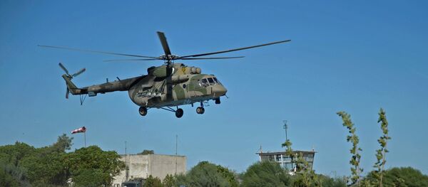 Helikopter Mi-8 vazdušno-kosmičkih snaga Rusije preleće preko baze Hmejmim u Siriji - Sputnik Srbija