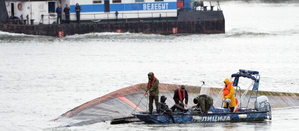 Речна полиција крај теретног брода који је потонуо код Смедерева. - Sputnik Србија