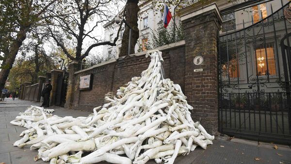 Piramida od ruku lutaka ispred ruske ambasade - Sputnik Srbija