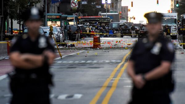 New York City Police Department (NYPD) officers stand near the site of an explosion in the Chelsea neighborhood of Manhattan, New York, U.S - Sputnik Србија