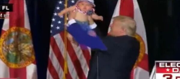 Доналд Трамп са бебом - Sputnik Србија