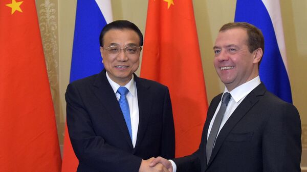 Премијери Кине и Русије Ли Кећијанг и Дмитриј Медведев - Sputnik Србија