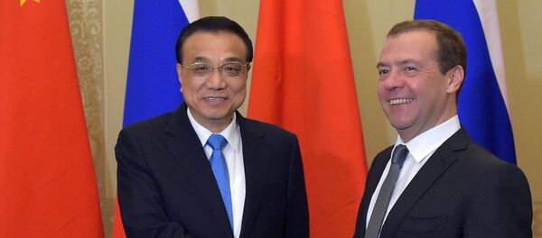 Премијери Кине и Русије Ли Кећијанг и Дмитриј Медведев Премијери Кине и Русије Ли Кећијанг и Дмитриј Медведев - Sputnik Србија