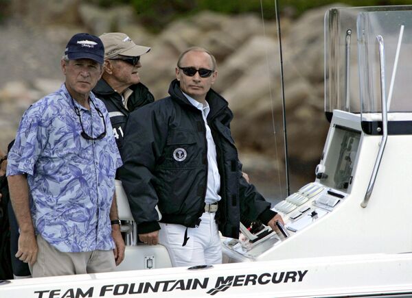 Владимир Путин и Џорџ Буш на пецању 2007. године Владимир Путин и Џорџ Буш на пецању 2007. године - Sputnik Србија