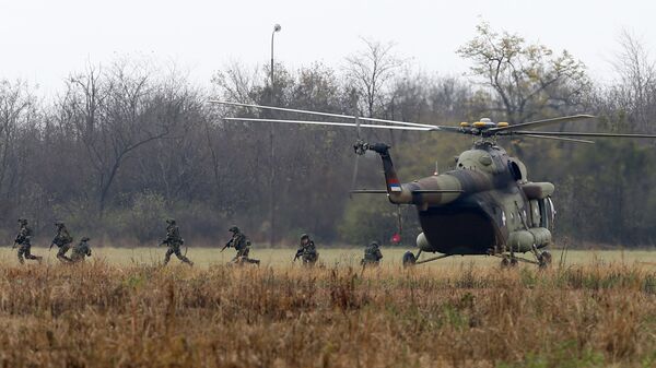 Srpski, ruski i beloruski vojnici desantirali su iz aviona Il - 76, ali i iz helikoptera Mi 8 i Mi 17, kako bi sa zemlje uništili teroriste. - Sputnik Srbija