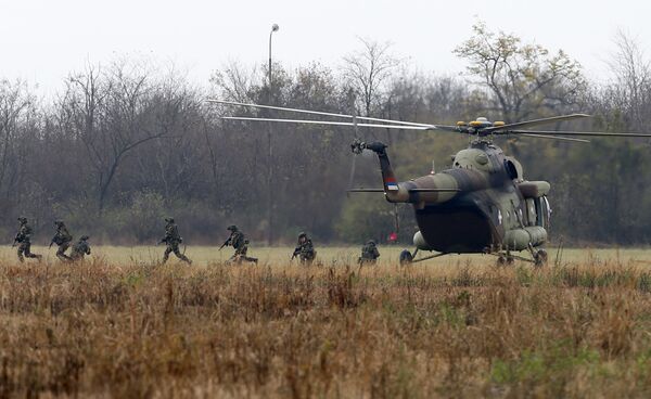 Српски, руски и белоруски војници десантирали су из авиона Ил - 76, али и из хеликоптера Ми 8 и Ми 17, како би са земље уништили терористе. Српски, руски и белоруски војници десантирали су из авиона Ил - 76, али и из хеликоптера Ми 8 и Ми 17, како би са земље уништили терористе. - Sputnik Србија