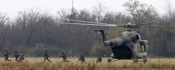 Srpski, ruski i beloruski vojnici desantirali su iz aviona Il - 76, ali i iz helikoptera Mi 8 i Mi 17, kako bi sa zemlje uništili teroriste. - Sputnik Srbija