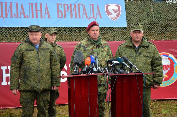 Заменик начелника штаба ваздушно-десантних снага војске Руске Федерације генерал Олег Пољгујев, командант специјалне бригаде ВС генерал Зоран Величковић и заменик начелника команде за специјалне операције војске Белорусије генерал Олег Пејчевски. - Sputnik Србија