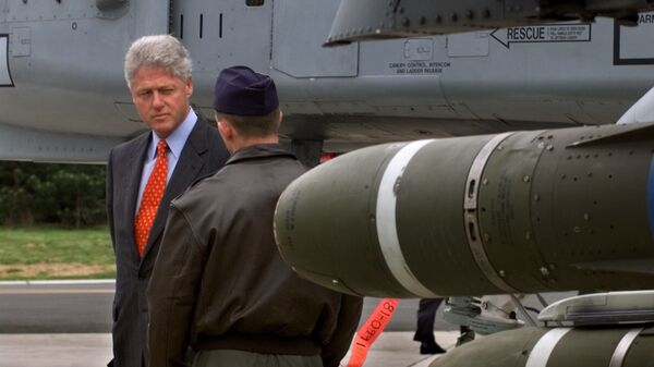 Бил Клинтон поред авиона за време бомбардовања Југославије - Sputnik Србија