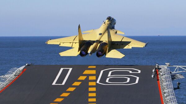 J-15 borbeni avion poleće sa palubnj nosača aviona - Sputnik Srbija
