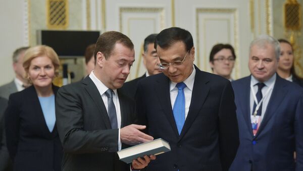 Premijeri Rusije i Kine Dmitrij Medvedev i Li Kećang - Sputnik Srbija