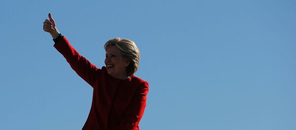 Hilari Klinton podiže palac pre ulaska u avion Hilari Klinton podiže palac pre ulaska u avion - Sputnik Srbija