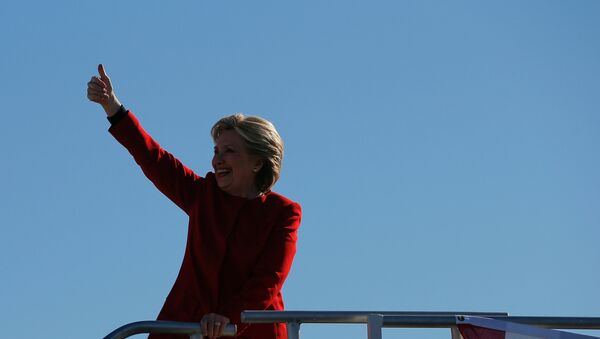 Hilari Klinton podiže palac pre ulaska u avion - Sputnik Srbija