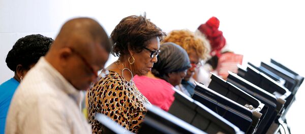 Гласачи на изборним местима у Северној Каролини. - Sputnik Србија