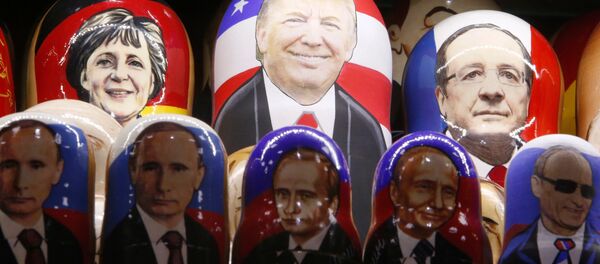 Матрјошке (бабушке) са ликом немачке канцеларке Ангеле Меркел, америчког републиканског кандидата Доналда Трампа, француског председника Франсоа Оланда и председника Русије Владимира Путина на тезги са сувенирима у Москви. - Sputnik Србија