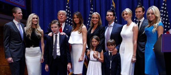 Доналд Трамп са породицом Доналд Трамп са породицом - Sputnik Србија