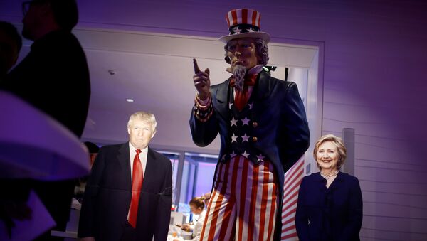 Kartonske figure Donalda Trampa i Hilari Klinton na izbornoj zabavi u Berlinu - Sputnik Srbija